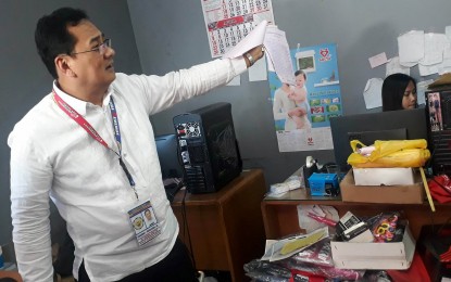 <p><strong>SHUT DOWN</strong>. Bureau of Internal Revenue Region 12 Director Eduardo Pagulayan Jr. holds  questionable documents of a padlocked and penalized establishment in Bacolod City last month. <em>(File photo by Erwin P. Nicavera)</em></p>
<p> </p>
<p> </p>